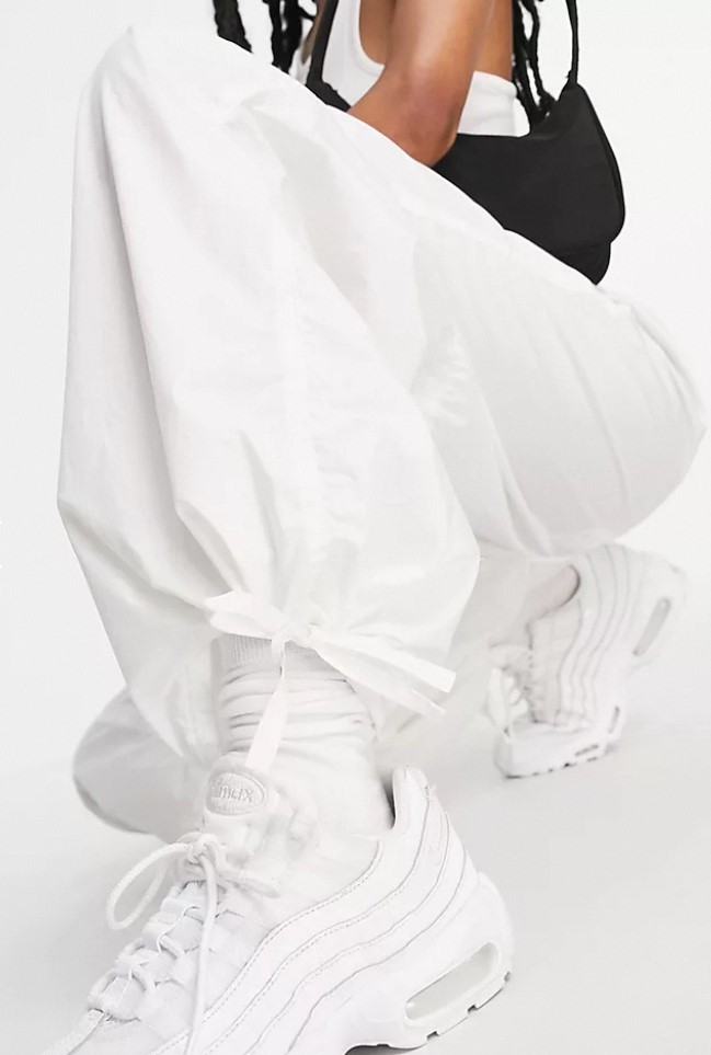White Cargo Pants: A Casual and Comfortable Look插图