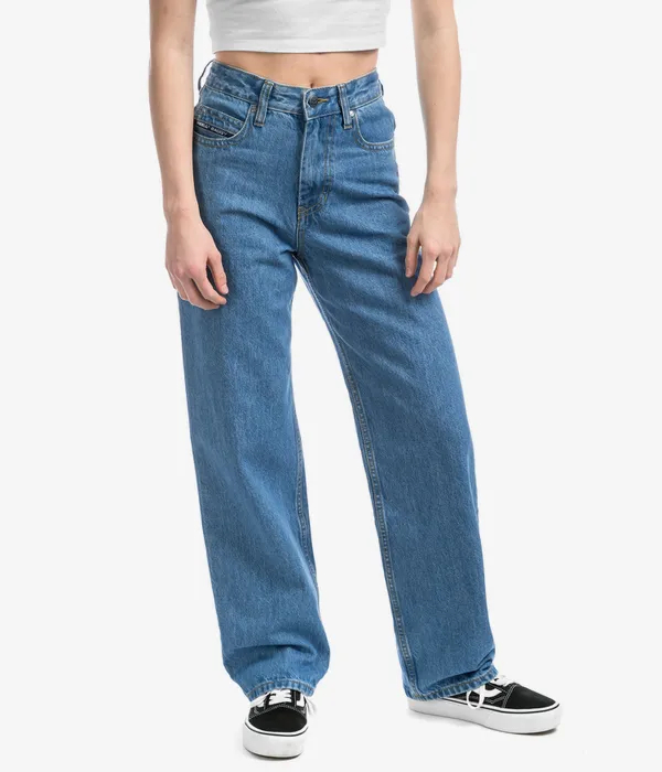 Baggy jeans women, also known as boyfriend jeans, relaxed-fit jeans, or baggy jeans, are a versatile and comfortable clothing item that can be styled for various occasions.