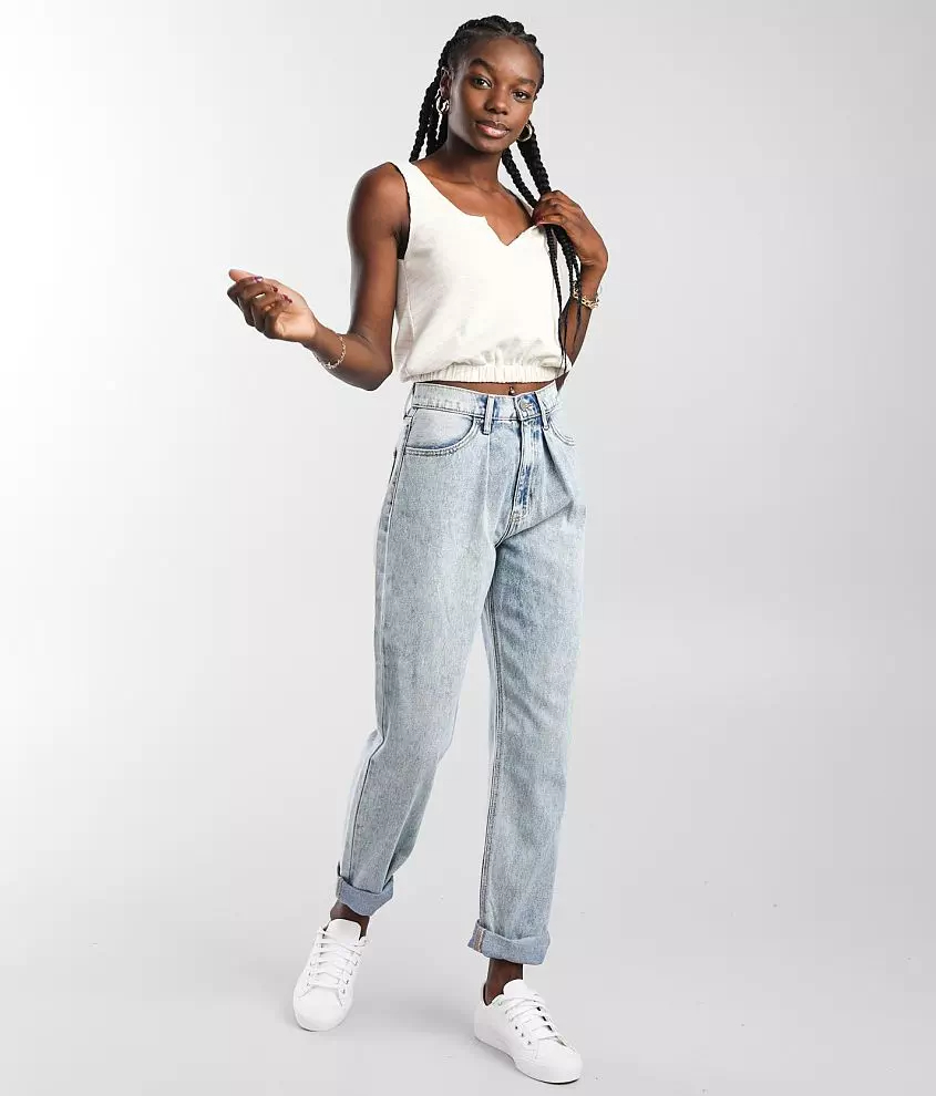 Baggy jeans women, also known as boyfriend jeans, relaxed-fit jeans, or baggy jeans, are a versatile and comfortable clothing item that can be styled for various occasions.