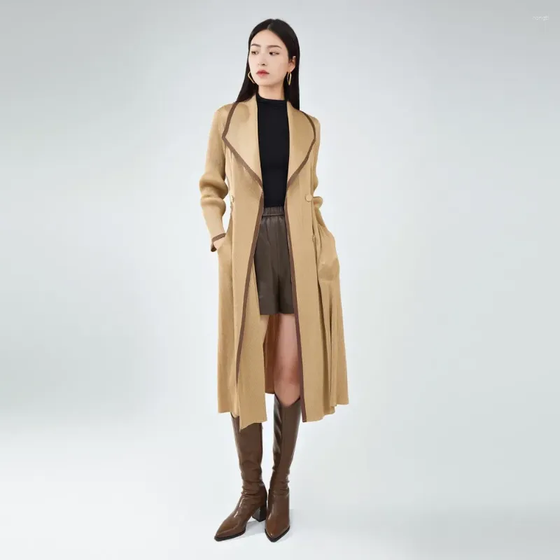 Pleated trench coat 